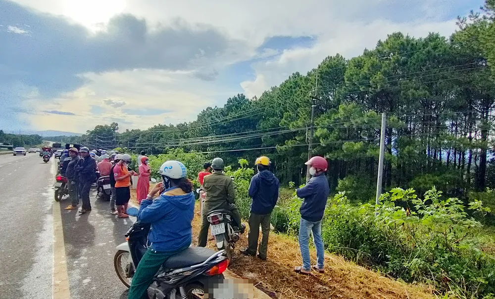 Cơ quan chức năng đang điều tra nguyên nhân người đàn ông treo cổ tử vong ở rừng thông xã Gào