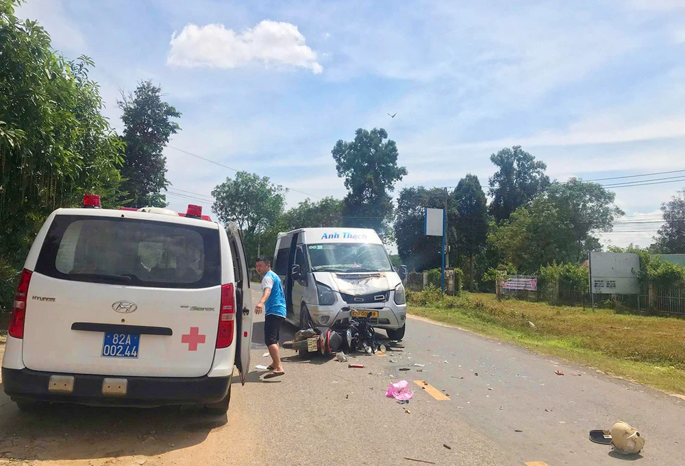 Xe máy tông trực diện xe ô tô khách trên quốc lộ 14C khiến một người chết ba người bị thương