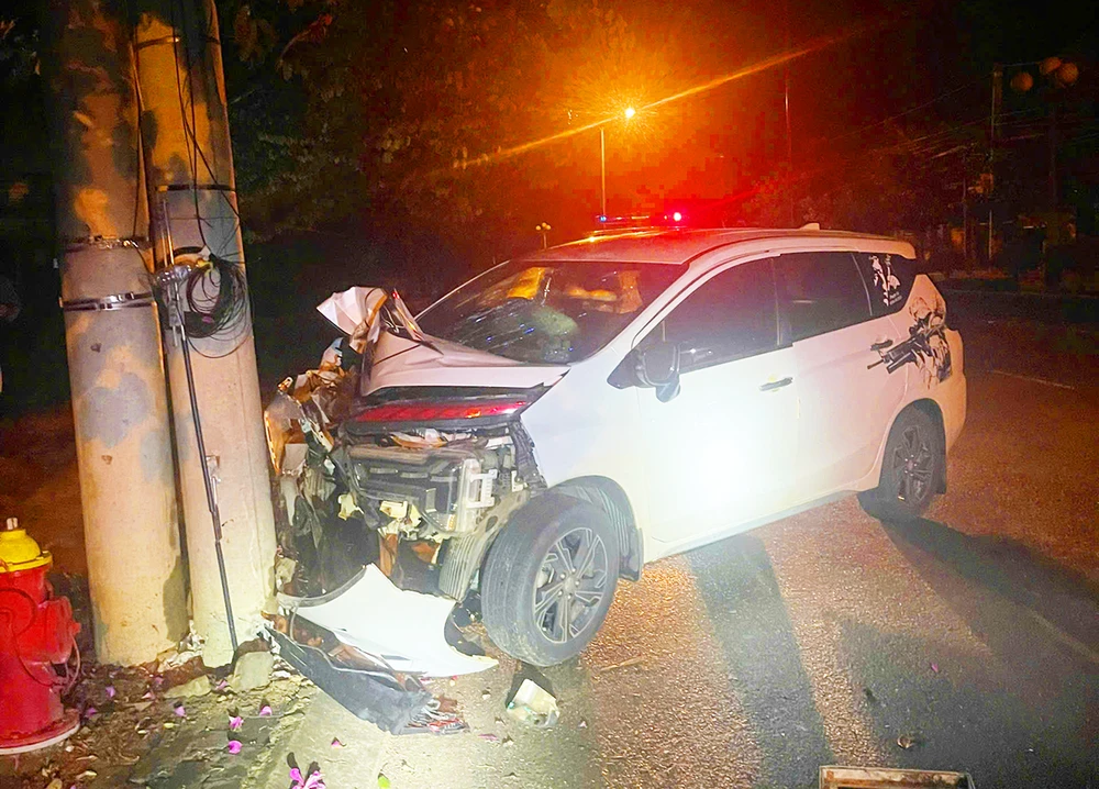 Lái xe lúc rặng sáng, tài xế buồn ngủ tông trụ điện ven quốc lộ 14 khiến 1 người trên xe tử vong