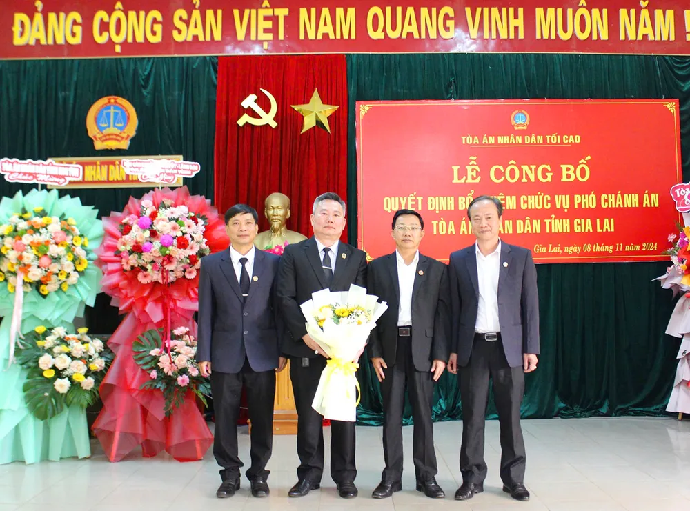 TAND Tối cao bổ nhiệm thẩm phán Nguyễn Tiến Sỹ (ôm hoa) giữ chức vụ Phó Chánh án TAND tỉnh Gia Lai. Ảnh: LK. TAND Tối cao bổ nhiệm thẩm phán Nguyễn Tiến Sỹ giữ chức vụ Phó Chánh án TAND tỉnh Gia Lai
