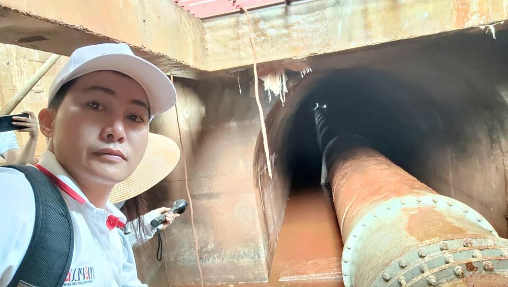 Phóng viên báo Pháp Luật TP.HCM tiếp cận vị trí cửa vào hành lang cống đầu mối, đường dẫn đến vị trí thủng thân đập ở mặt thượng hồ chứa Ia Ring.