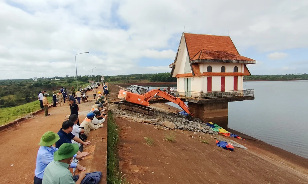 Đập thủy lợi Ia Ring bị thủng, xả tràn gây thiệt hai tài sản trị giá hơn 490 triệu đồng