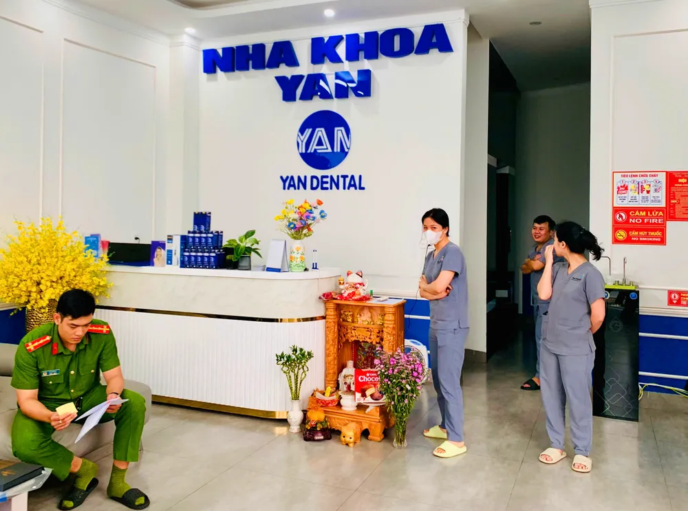 Lực lượng liên ngành kiểm tra cơ sở Nha khoa Yan (số 60 Phạm Văn Đồng, cùng phường Hoa Lư, TP Pleiku). Ảnh: NN Sở Y Tế Gia Lai định đình chỉ hoạt động hai cơ sở nha khoa hoạt động không phép