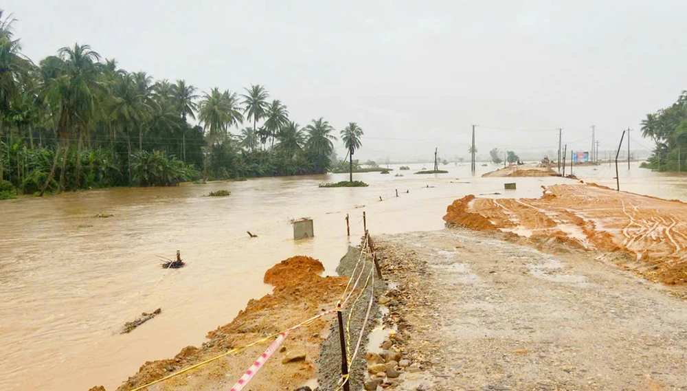 Mưa lớn liên tục khiến nhiều địa phương ở Bình Định ngập chìm trong nước