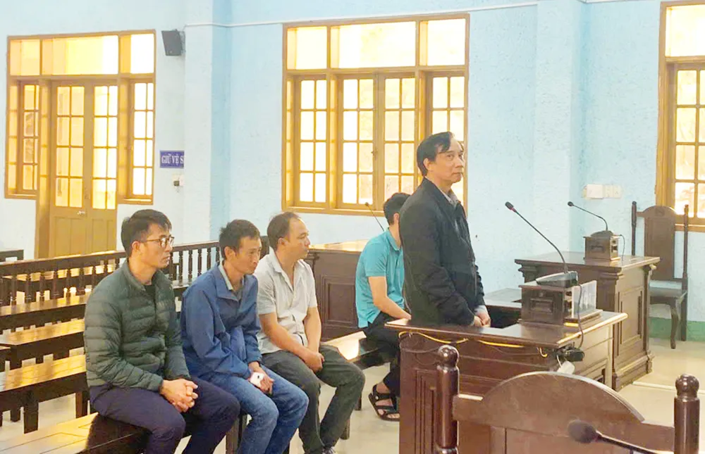 Các bị cáo tại tòa. Ảnh: RH. TAND tỉnh Gia Lai tuyên án sáu bị cáo tại Trung tâm đăng kiểm xe cơ giới 81-03D Gia Lai