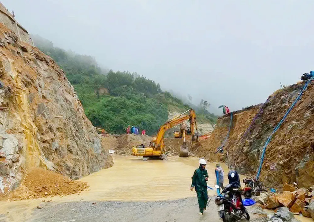 Quốc lộ 19 qua đèo AN Khê bị ách tắc