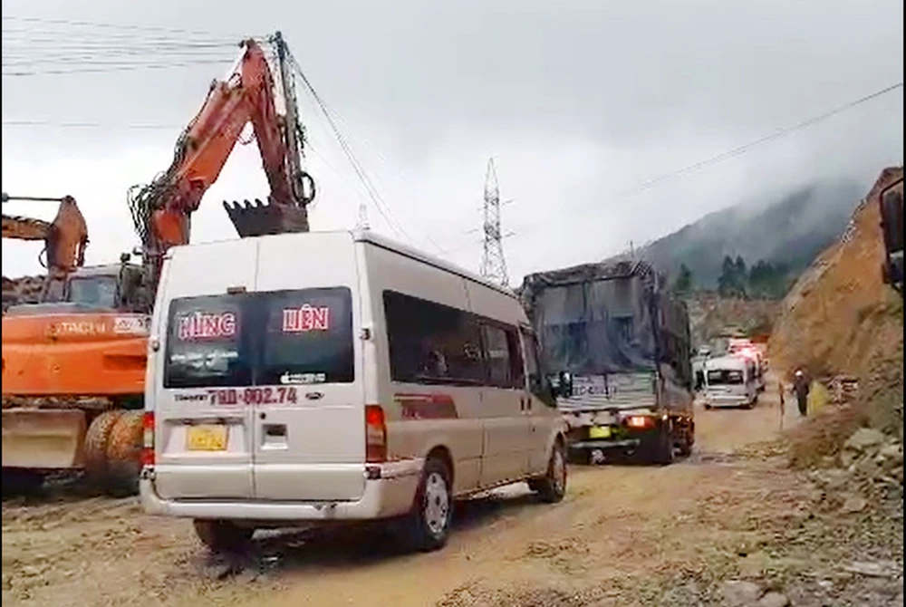 Đèo An Khê đã được lưu thông sau khi sạt lở, ngập nước gây ách tắc giao thông