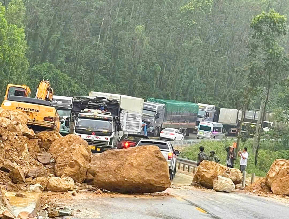 Sạt lở đèo An Khê