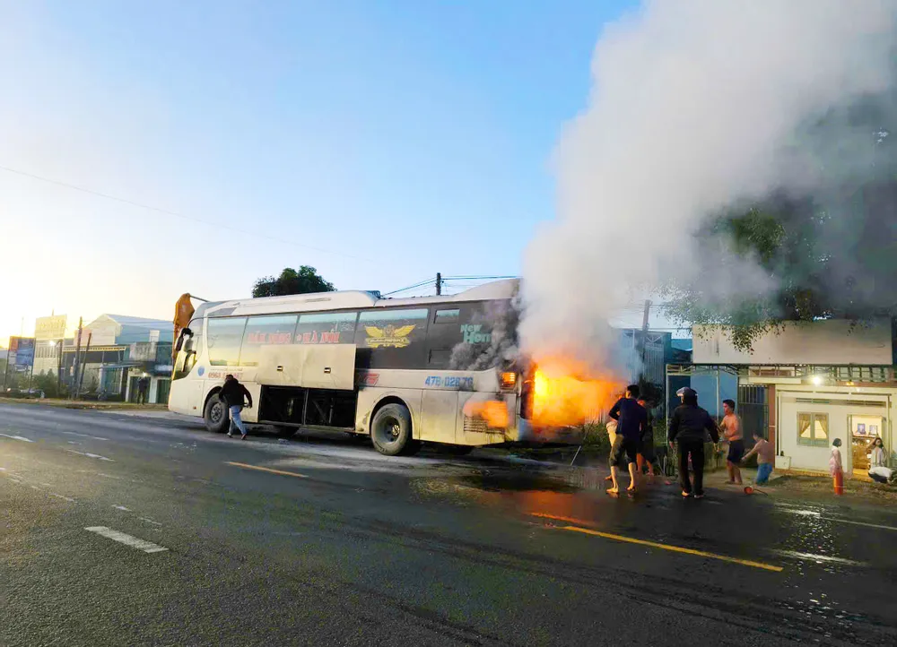 Cháy xe khách giường nằm bốc cháy khi lưu thôngtrên quốc lộ 14 qua địa phận tỉnh Gia Lai
