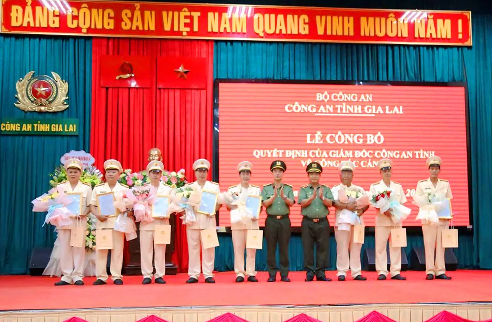 Công an tỉnh Gia Lai trao quyết định nghỉ hưu cho 23 lãnh đạo cấp phòng và công an cấp huyện