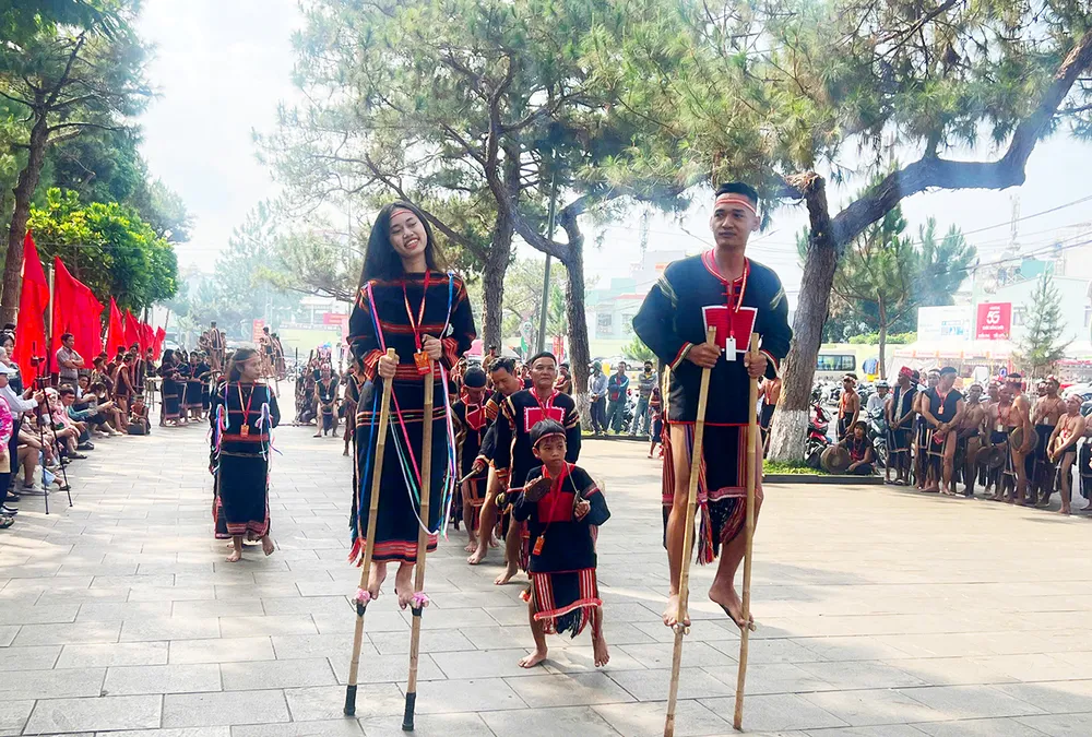 Gần 800 nghệ nhân tham gia ngày hội văn hóa tỉnh Gia lai tái hiện không gian văn hóa, và các ngày lễ lớn