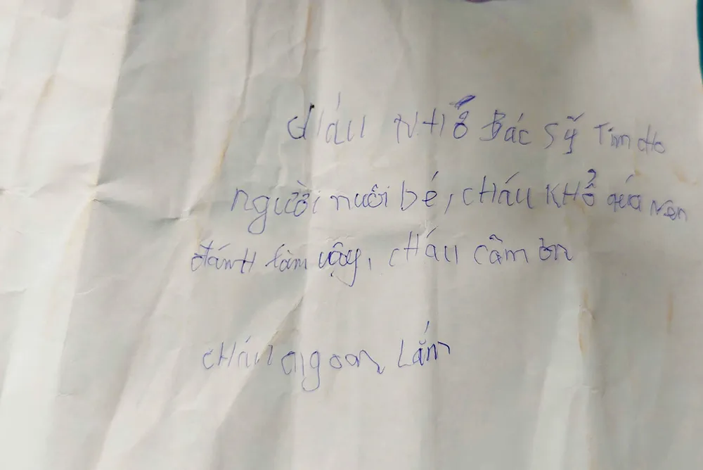 Tờ giấy người thân bé gái để lại. Chau-be-bi-bo-roi-1.jpg