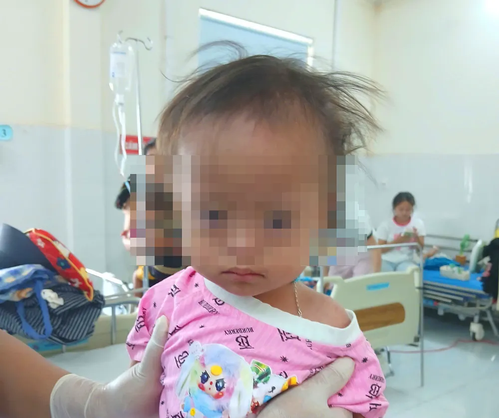 Bé gái đang được Bệnh viện Nhi tỉnh Gia Lai chăm sóc, điều trị. BV. Bé gái bị bỏ rơi tại Bệnh viện Nhi tỉnh Gia lai với dòng chữ “Cháu nhờ bác sĩ tìm cho người nuôi bé, cháu khổ quá nên đành làm vậy, cháu cảm ơn, cháu ngoan lắm”.