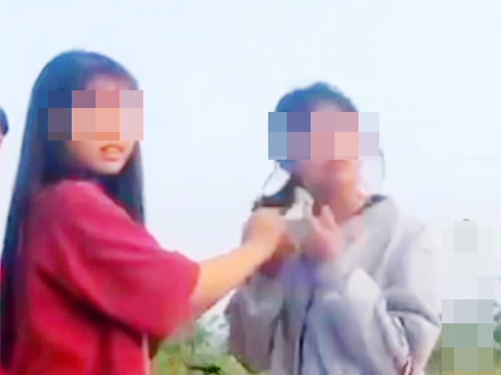 Công an xác minh clip nữ sinh bị đánh hội đồng ở Bình Định