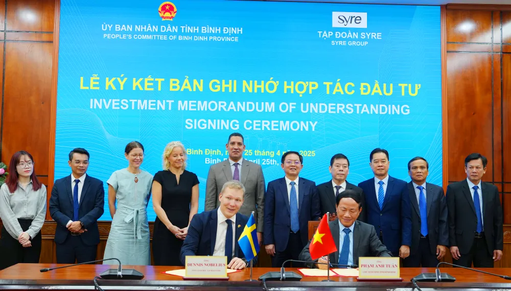 Ông Phạm Anh Tuấn, Chủ tịch UBND tỉnh Bình Định cùng đại điện Tập đoàn Syre ký bản ghi nhớ hợp tác đầu tư dự án tổ hợp sản xuất tái chế vải polyester. Ảnh: TD. UBND tỉnh Bình Định cùng đại điện Tập đoàn Syre kết bản ghi nhớ hợp tác đầu tư dự án tổ hợp sản xuất tái chế vải polyester