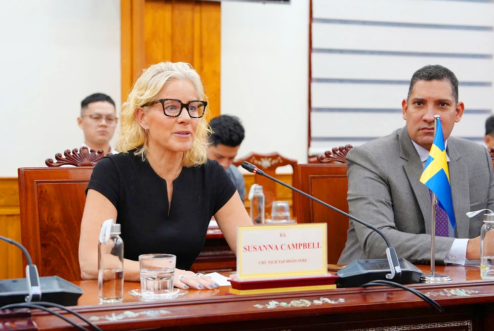Bà Susanna Campbell, Chủ tịch Tập đoàn Syre. UBND-tinh-Bnh-Đinh-Ky-ket-voi-tap-daon-Syre-3.jpg