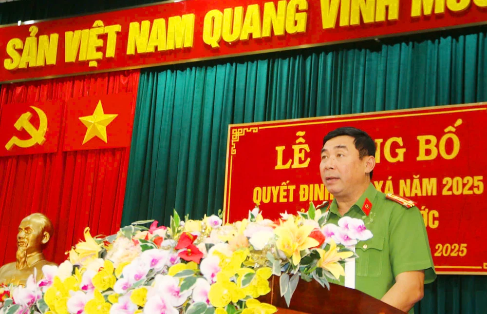Đại tá Đào Ngọc Sỹ, Giám thị Trại giam Gia Trung phát biểu tại lễ công bố quyết định đặc xá. 2