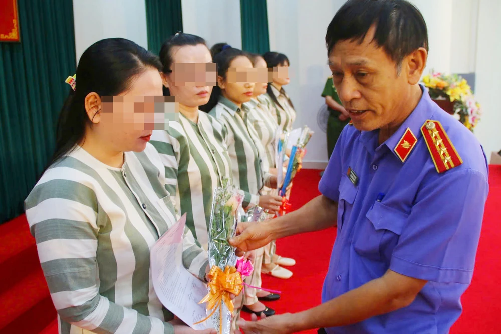 Đại diện Viện Kiểm sát trao quyết định đặc xá.
 3