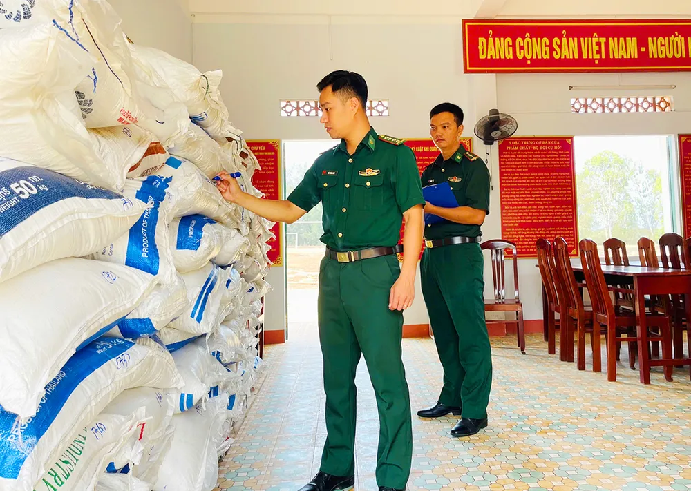 Bộ đội Biên phòng tỉnh Bình Định phối hợp với lực lượng chức năng tuần tra, phát hiện gần bốn tấn đường không rõ nguồn gốc.