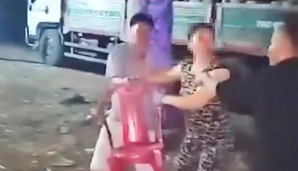 Hình ảnh ông Châu Đình Tấn dùng ghế đánh khách. Ảnh cắt từ clip. Chu-quan-com-ga-danh-khach-gay-ngon-tay-1.jpg