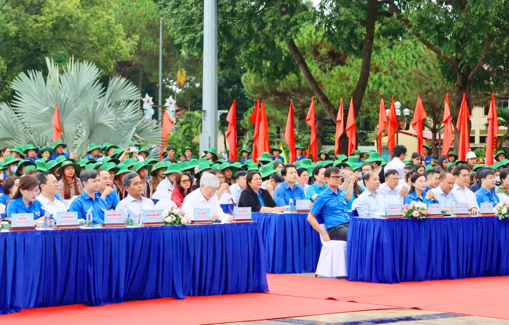 10 triệu lượt đoàn viên, xóa 2.000 nhà tạm, trồng 8 triệu cây xanh, sửa 3.000 km đường... là những chỉ tiêu của Chiến dịch Thanh niên tình nguyện hè năm 2025 đề ra.