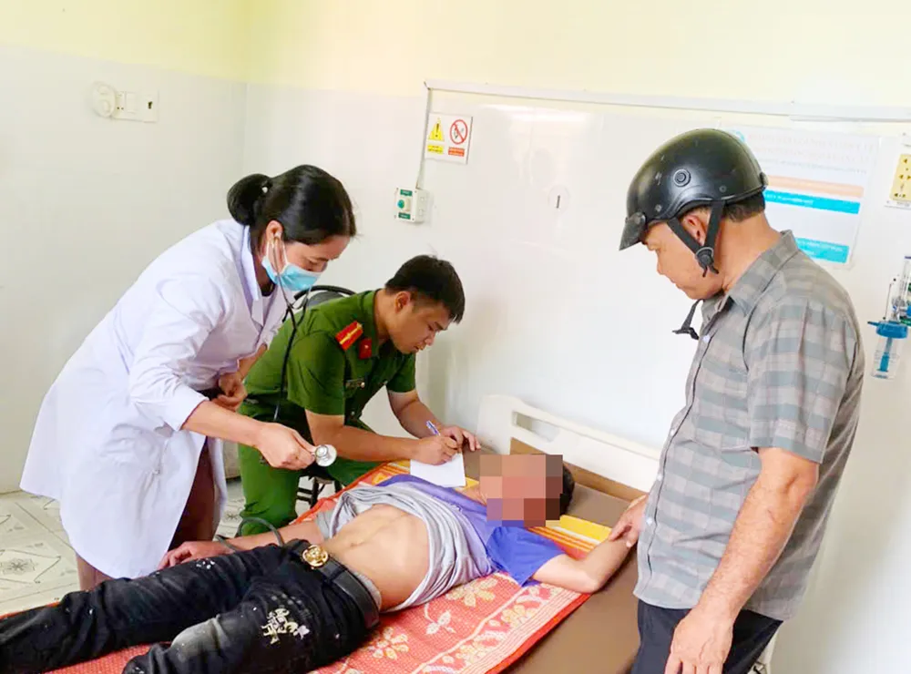 Thiếu niên nhảy cầu xong bơi vào bờ, trốn lên rẫy khiến hàng chục người đi tìm