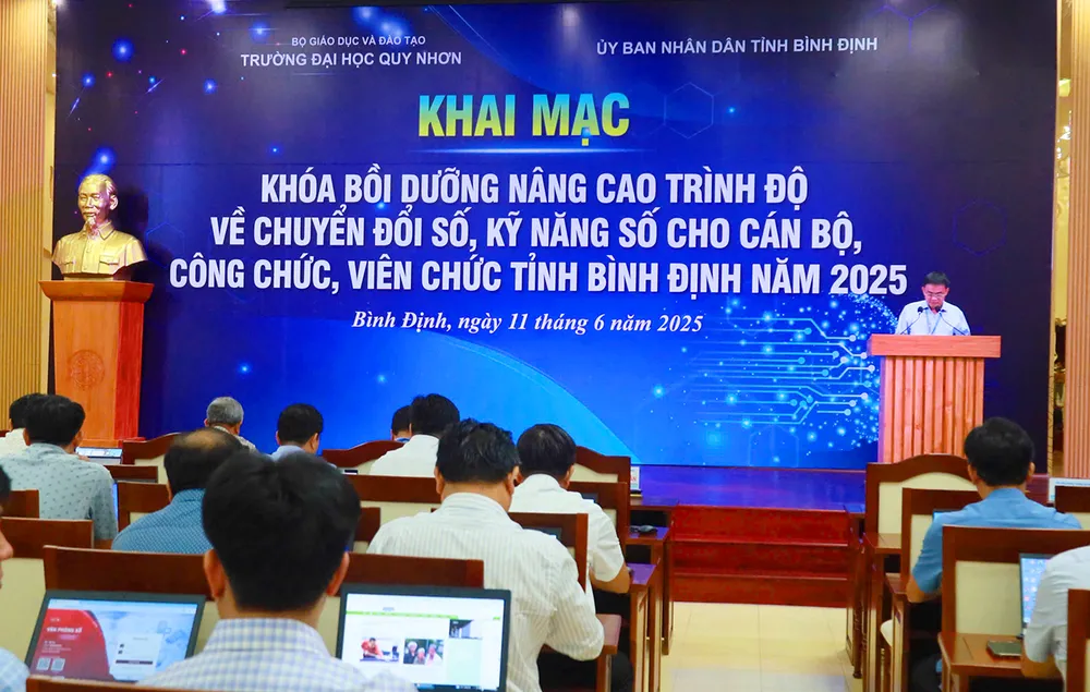 Thực hiện mục tiêu xây dựng chính chính quyền số, tỉnh Bình Định mở lớp đào tạo cho gần 35.000 học viên là cán bộ, công chức, viên chức tỉnh.