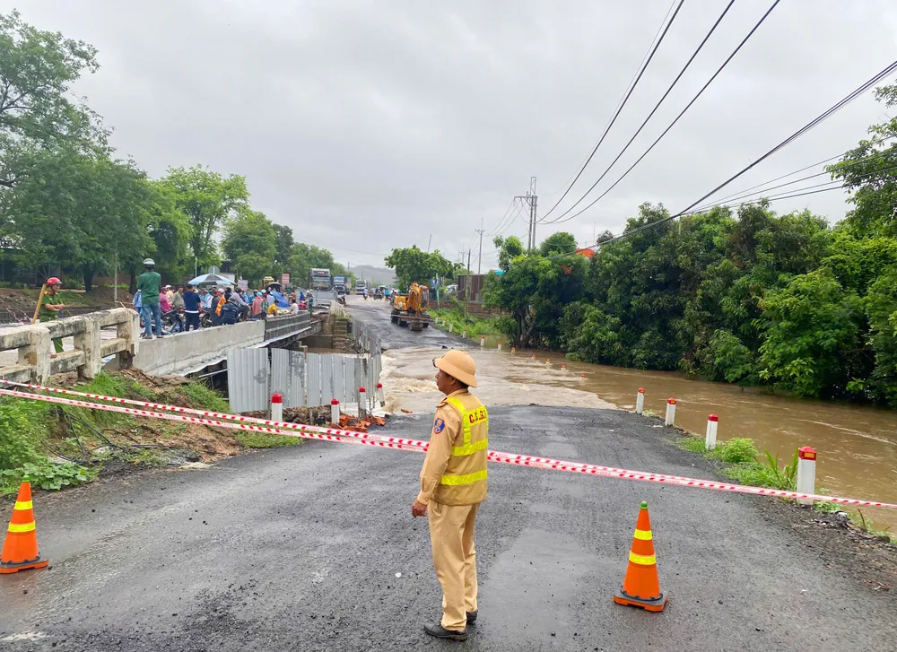 Mưa lớn đã gây ngập, chia cắt nhiều tuyến đường ở các huyện phía Đông tỉnh Gia Lai, trong đó có quốc lộ 25 qua địa bàn.