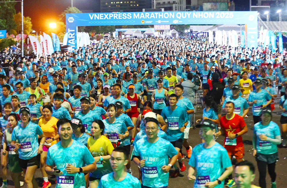 Giải VnExpress Marathon Quy Nhơn 2025 tổ chức tại TP Quy Nhơn, Bình Định ghi nhận số VĐV tham gia kỷ lục với 12.000 VĐV, trong đó có 4.000 VĐV địa phương.