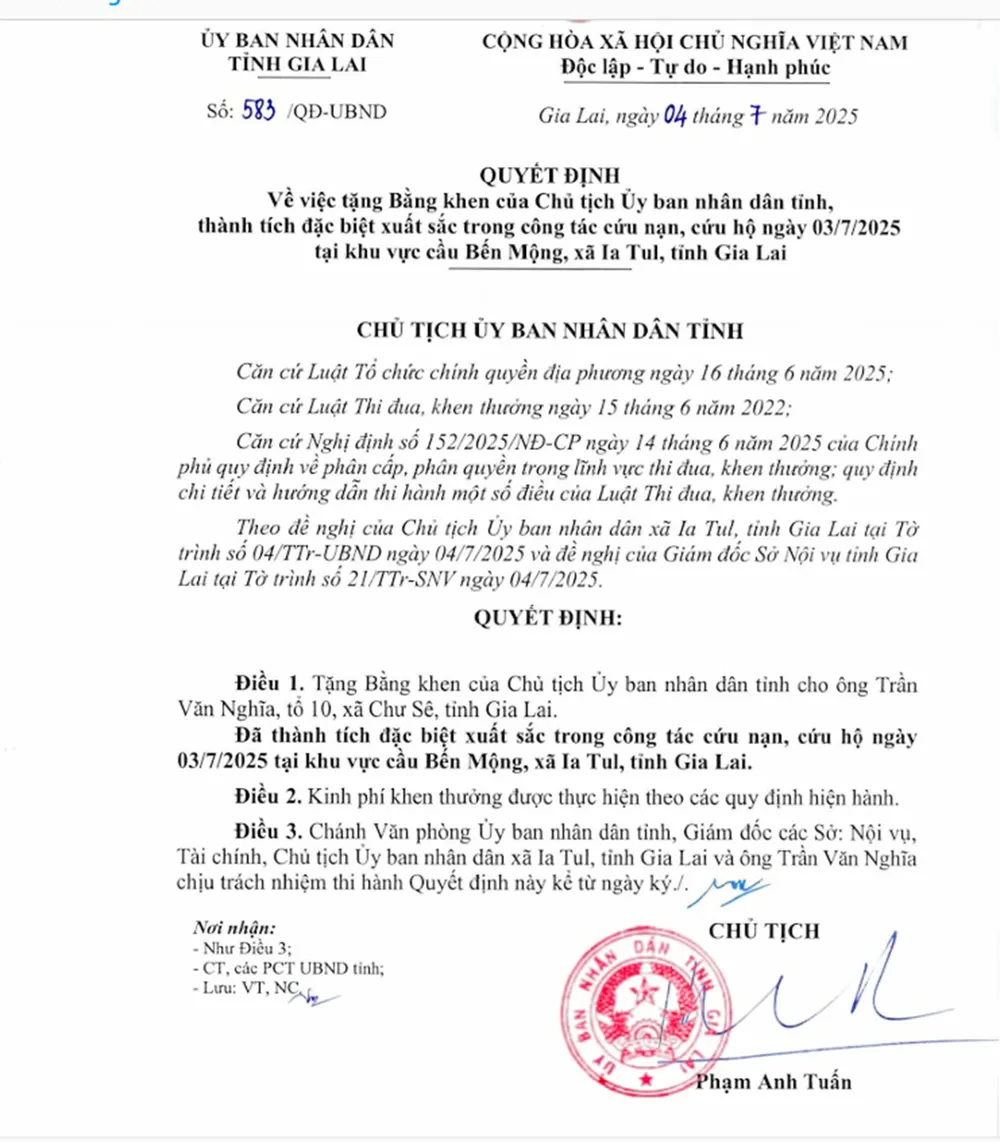 Ông Phạm Anh Tuấn, Chủ tịch UBND tỉnh Gia Lai quyết định tặng bằng khen cho anh Trần Văn Nghĩa có thành tích đặc biệt xuất trong công tác cứu nạn trên sông Ba.