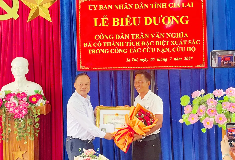 Chủ tịch UBND tỉnh Gia Lai tặng bằng khen cho anh Trần Văn Nghĩa vì đã có hành động dũng cảm, nhanh trí dùng máy bay không người lái cứu người.