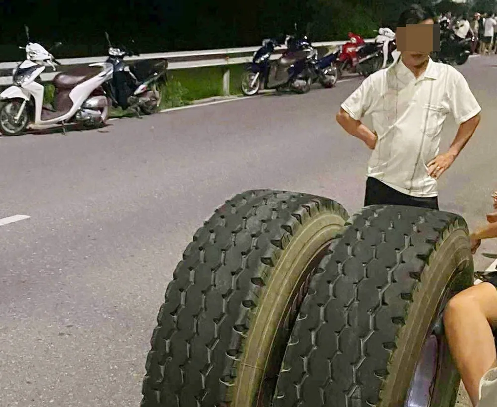 Người dân cho biết Đại úy Vương tử vong sau khi bị hai bánh xe rơi ra, văng trúng người. Mot-can-bo-cong-an-bi-tai-nan-tu-vong-Gia-Lai.jpg