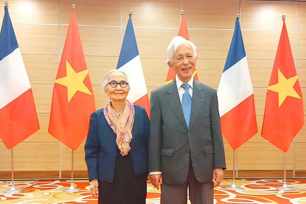 Hai vợ chồng Giáo sư Trần Thanh Vân - Giáo sư Lê Kim Ngọc Hai-vo-chong-giao-su-Tran-Thanh-Van-duoc-thang-cap-Huan-chuong-bac-dau-Boi-tinh-2.jpg
