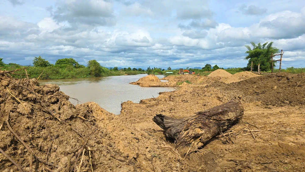 Mặc dù chưa đủ điều kiện nhưng Công ty TNHH MTV Gia Duy vẫn khai thác cát rầm rộ và bị người dân phản ánh lấn chiếm đất của dân, không đền bù.