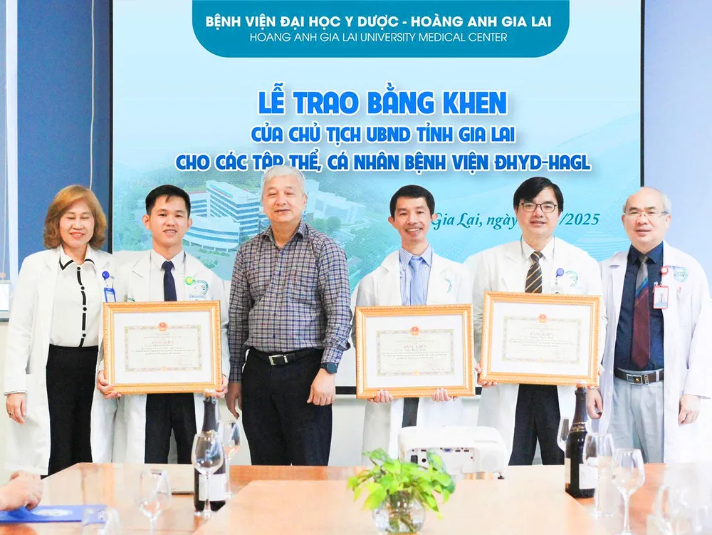 Chủ tịch UBND tỉnh Gia Lai tặng bằng khen cho 3 tập thể và 3 cá nhân Bệnh viện Đại học Y Dược – Hoàng Anh Gia Lai.