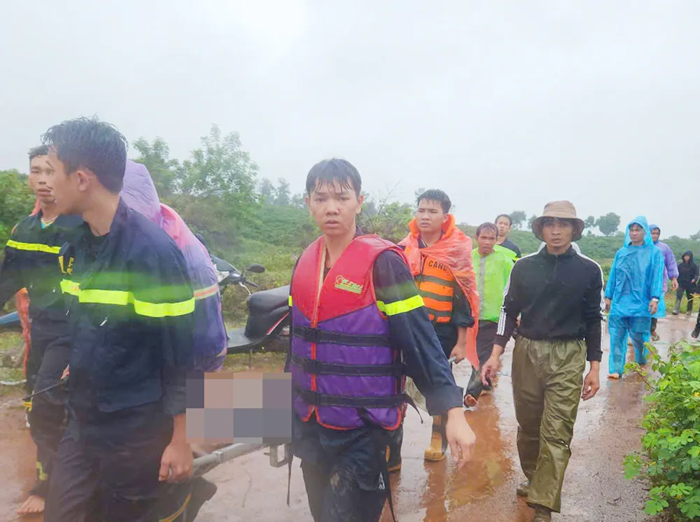 Mưa to, nước chảy xiết nhưng người đàn ông vẫn điều khiển xe máy chạy qua đập tràn và không may bị nước cuốn trôi, khiến người vợ tử vong.