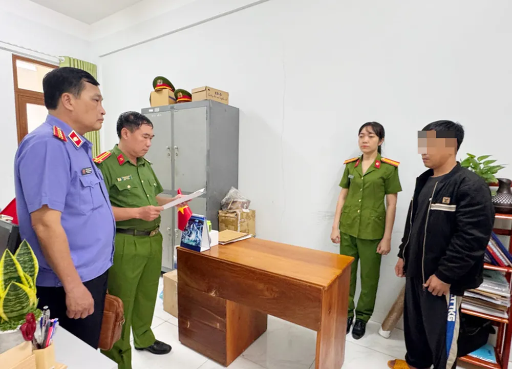 Công an tỉnh Gia Lai đã khởi tố, bắt giam Võ Minh Tùng, Giám đốc Công ty TNHH MTV Nguyên Phát GL và nhân viên công ty về hành vi sản xuất cà phê giả.