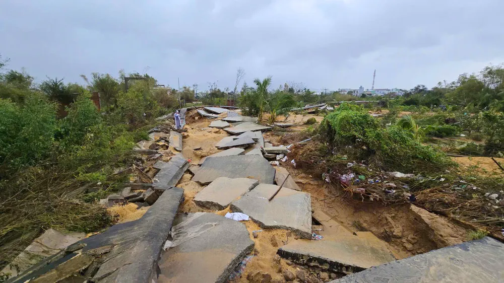 Đê Vân Hội 1, xã Tuy Phước, tỉnh Gia Lai bị lũ cuốn phăng đoạn dài 90 mét, những mảng bê tông 'vỡ vụn như bánh tráng'.