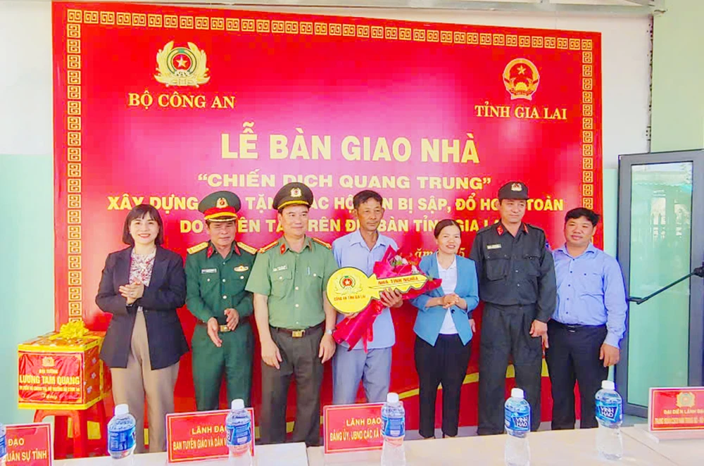 Cong-an-tinh-Gia-Lai-ban-giao-nha-Chien-dich-Quang-Trung-1.jpg