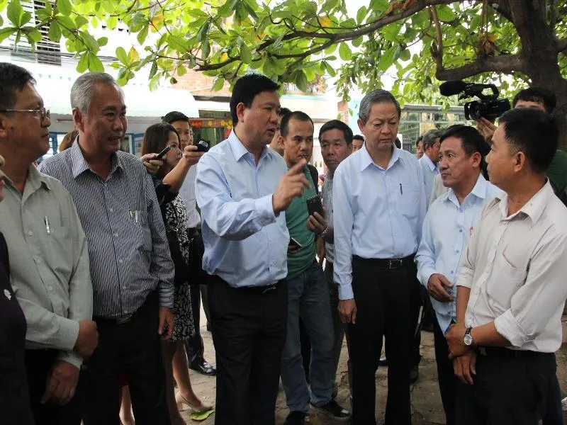 Bí thư Thành ủy Đinh La Thăng thị sát tình trạng ô nhiễm tại rạch Hóc Môn