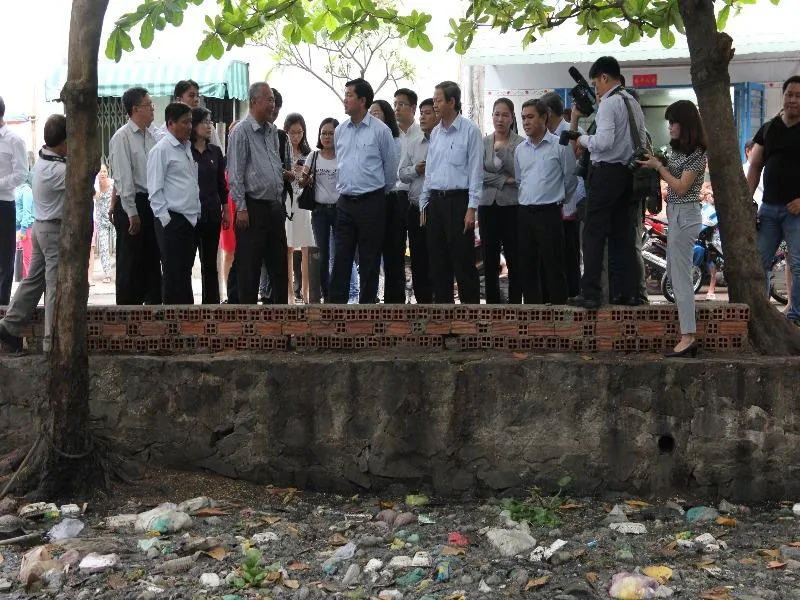 Rạch Hóc Môn nhiều năm nay ngập trong rác, dòng chảy luôn bị tắc chưa được nạo vét, cải tạo và khơi thông