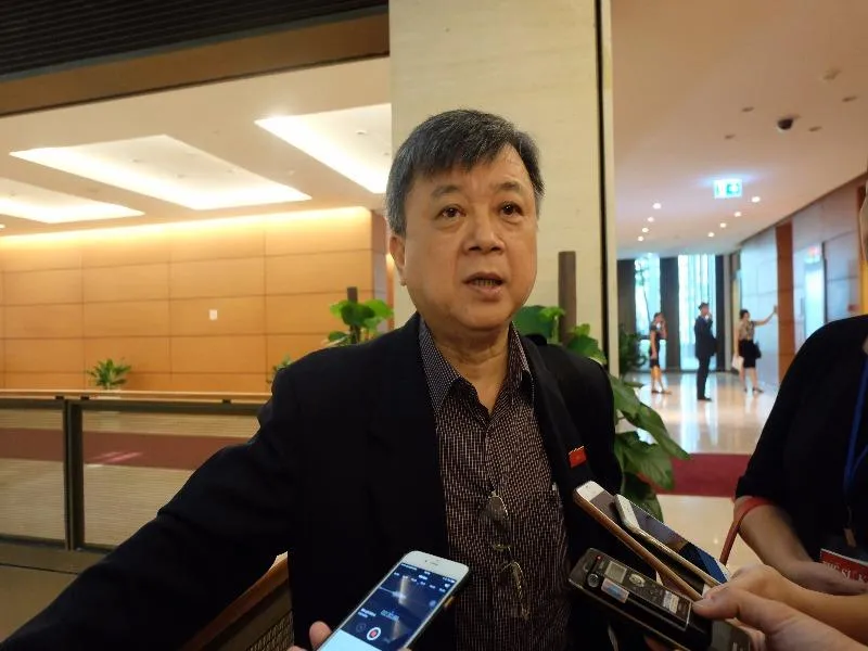 ĐBQH Trương Trọng Nghĩa trao đổi với báo chí bên hàng lang Quốc hôi sáng 26-7