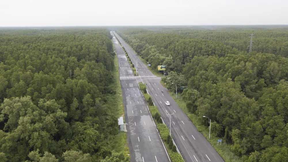 Tuyến đường nối huyện Cần Giờ với trung tâm TP.HCM. Ảnh: LÊ QUÂN Tuyến đường nối huyện Cần Giờ với trung tâm TP.HCM. Ảnh: LÊ QUÂN