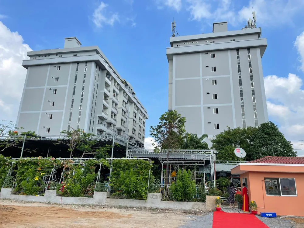 Hai block của giai đoạn 1 đã được hoàn thành và đưa vào sử dụng hơn 10 năm trước, cao 9 tầng với 350 căn hộ. Khu đất chuẩn bị xây dựng giai đoạn 2 nằm kế bên. Ảnh VIỆT HOA Hai block của giai đoạn 1 đã được hoàn thành và đưa vào sử dụng hơn 10 năm trước, cao 9 tầng với 350 căn hộ. Khu đất chuẩn bị xây dựng giai đoạn 2 nằm kế bên. Ảnh VIỆT HOA