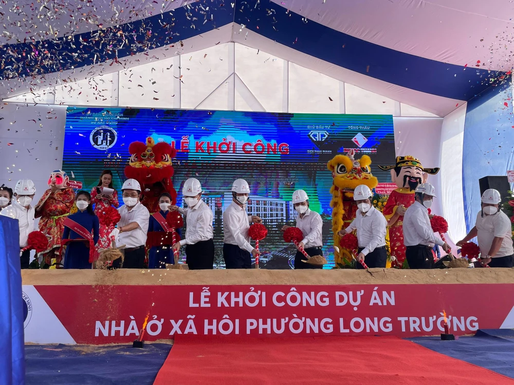 Phó Chủ tịch UBND TP Ngô Minh Châu cùng các đại biểu tham gia lễ khởi công dự án. Ảnh VIỆT HOA