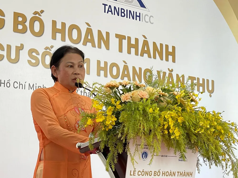 Bà Nguyễn Thị Dung đại diện cho 52 hộ dân tái định cư mong sớm được bàn giao và được mua lại căn hộ thuộc sở hữu Nhà nước. Ảnh VIỆT HOA Bà Nguyễn Thị Dung đại diện cho 52 hộ dân tái định cư mong sớm được bàn giao và được mua lại căn hộ thuộc sở hữu Nhà nước. Ảnh VIỆT HOA