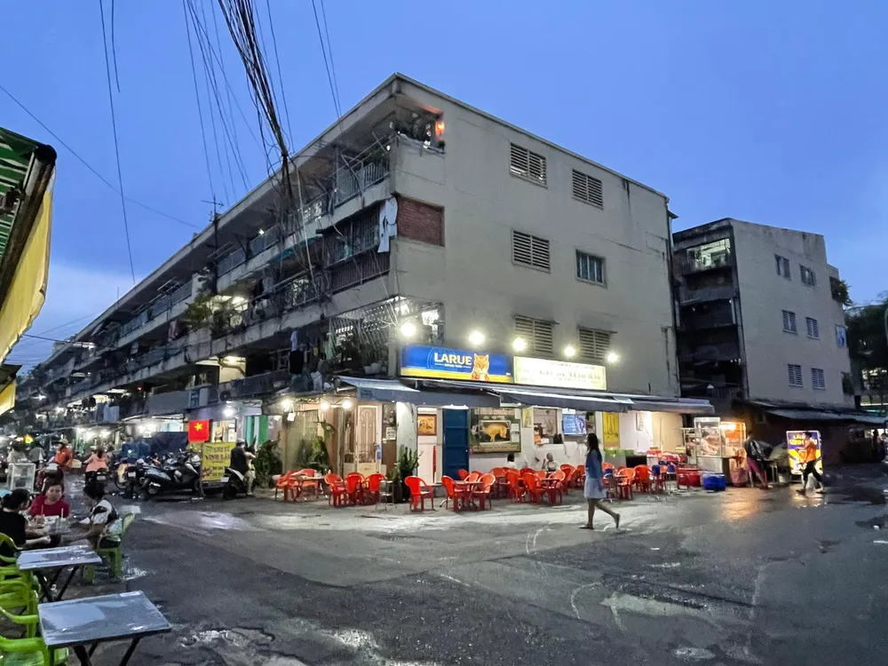 Lô K chung cư Nguyễn Kim, quận 10 đã xuống cấp sau hơn 50 năm xây dựng. Ảnh VIỆT HOA Lô K chung cư Nguyễn Kim, quận 10 đã xuống cấp sau hơn 50 năm xây dựng. Ảnh VIỆT HOA