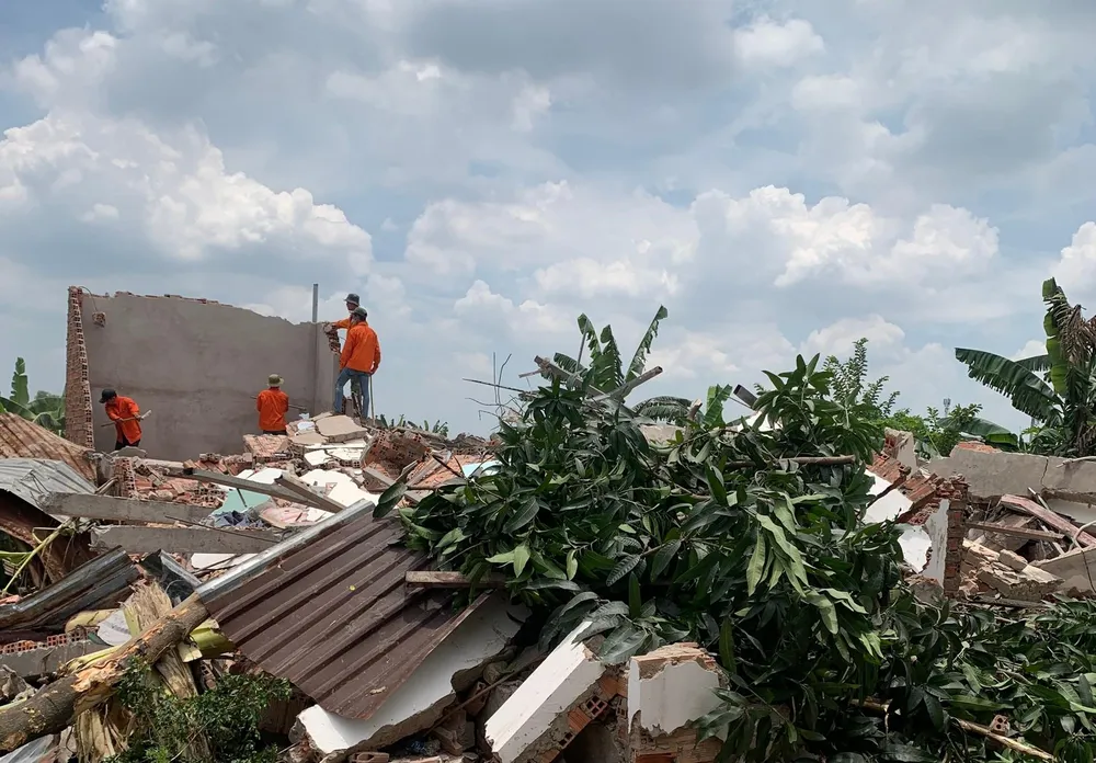 Chùm ảnh: Cưỡng chế 17 căn nhà xây dựng không phép ở Bình Chánh ảnh 1