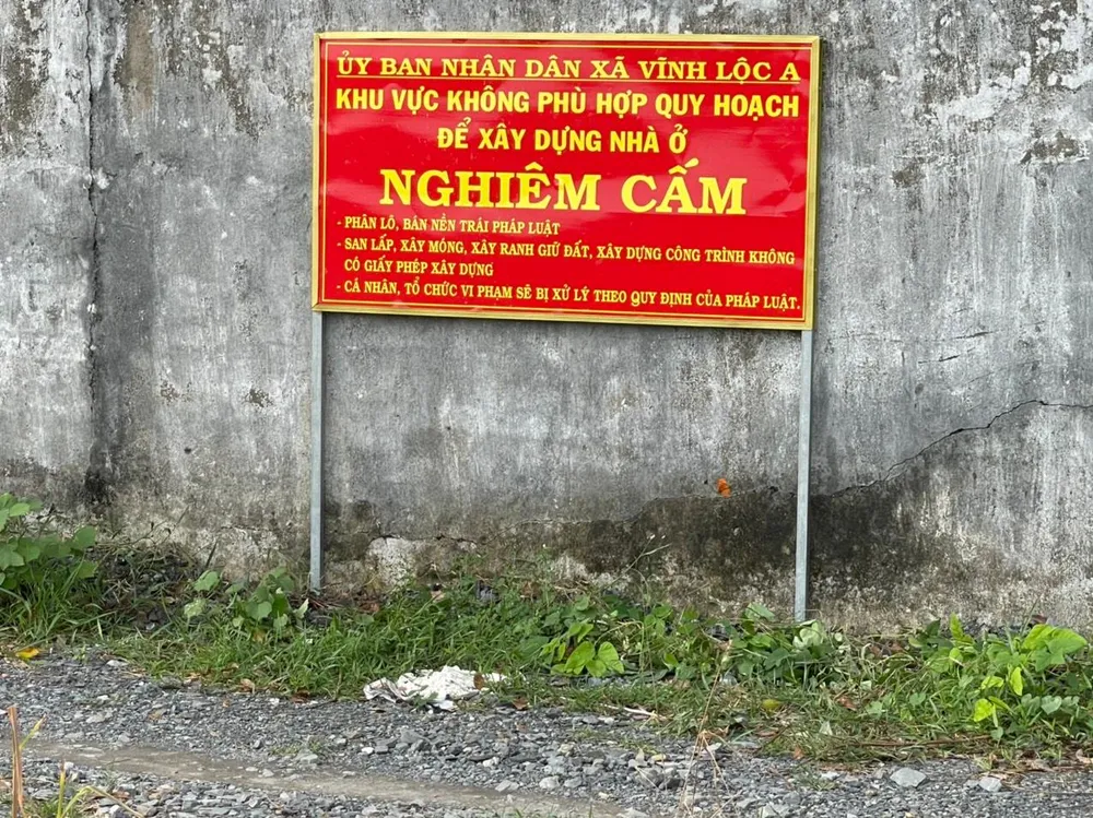 Sau khi tháo dỡ, xã Vĩnh Lộc A đã cắm các biển cảnh báo, nghiêm cấm người dân phân lô, bán nền, xây dựng trái phép trên đất có quy hoạch không phù hợp để xây dựng nhà ở. Ảnh VH