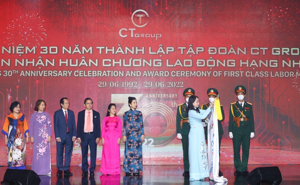 Phó Chủ tịch nước Võ Thị Ánh Xuân trao Huân chương lao động hạng Nhất cho Tập đoàn CT Group